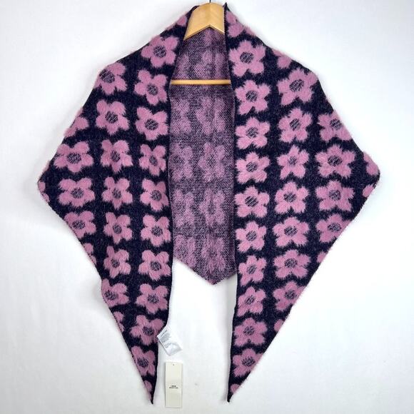 NWT Urban Outfitters Ellie Fuzzy Knit Flower Triangle Scarf - Picture 1 of 9